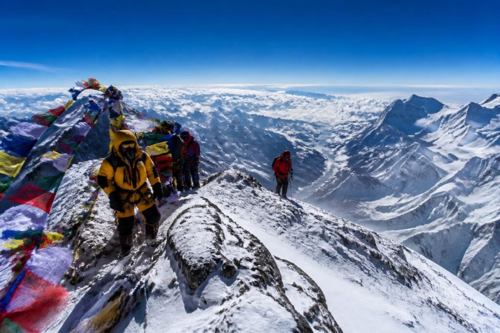 découvrez les mystères et secrets dévoilés par les photos prises au sommet de l'everest, le toit du monde.