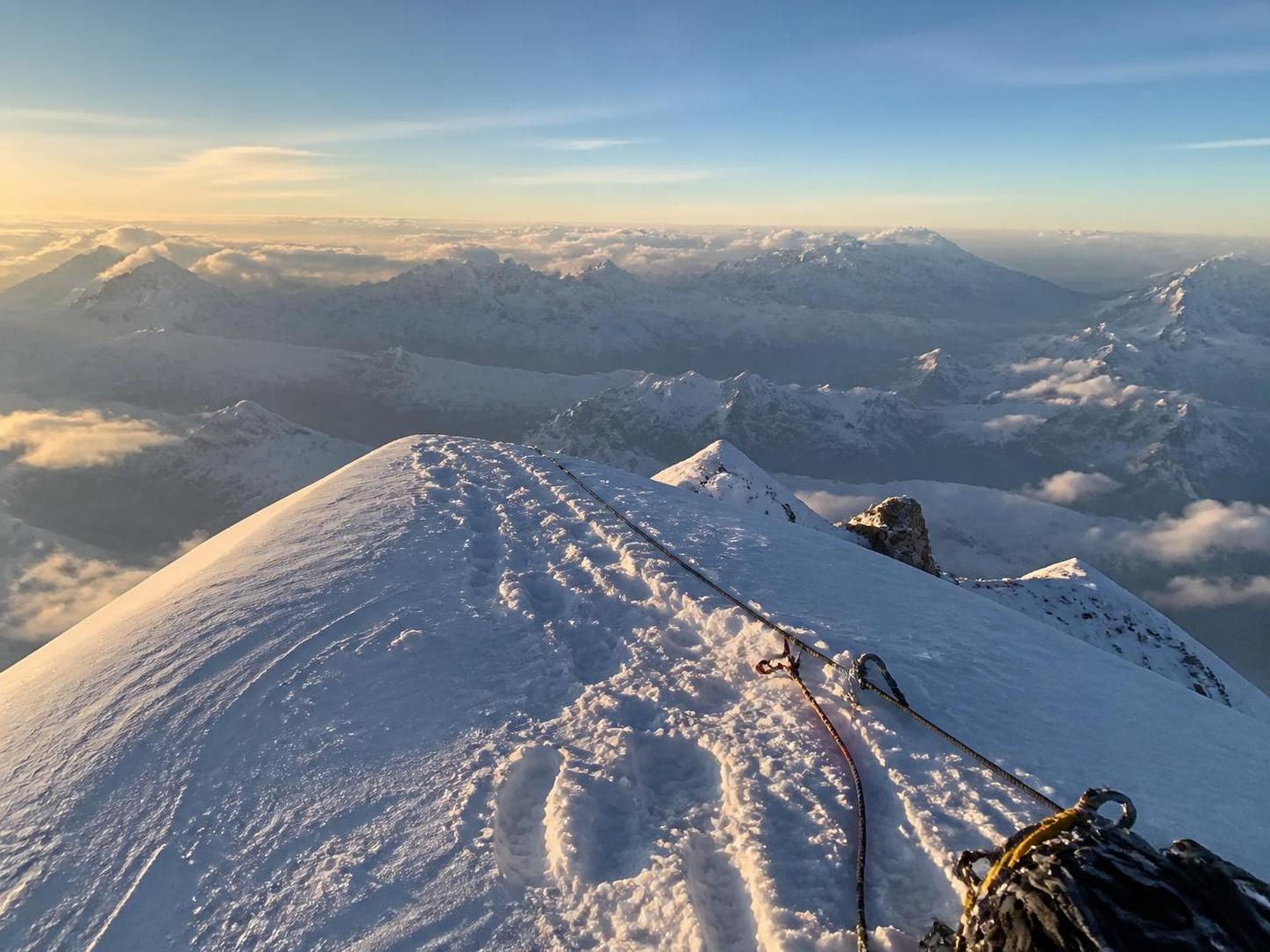 découvrez les secrets fascinants dévoilés par les photos prises au sommet de l'everest, révélant des paysages incroyables et des moments uniques au toit du monde.