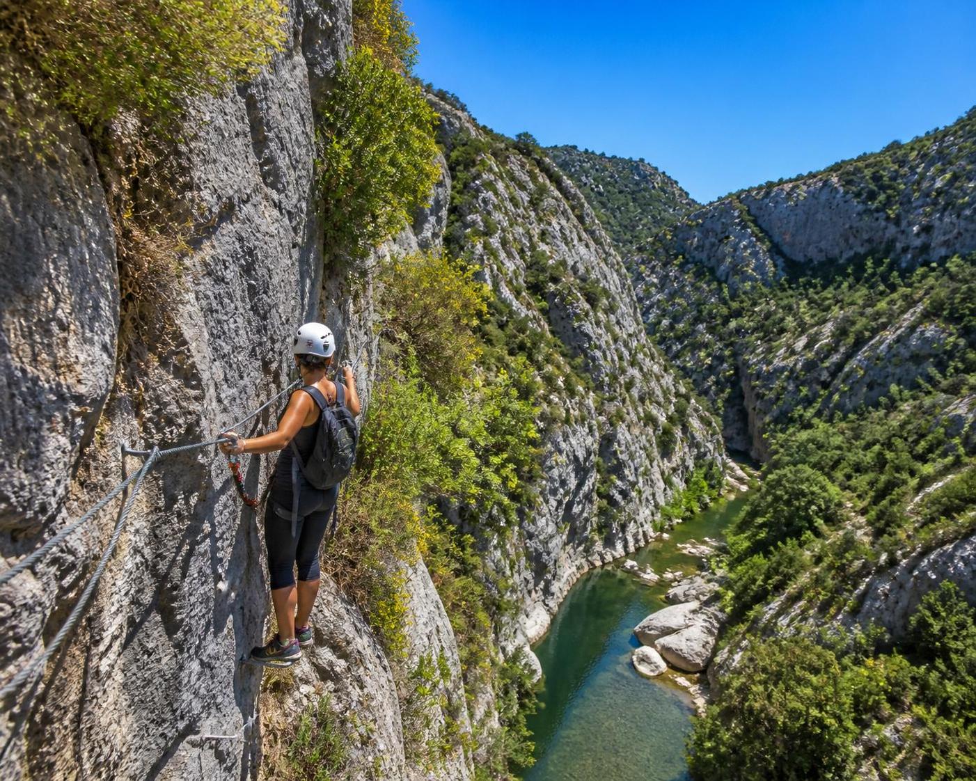 découvrez la via ferrata du vidourle, une aventure verticale unique au cœur des gorges sauvages, offrant des sensations fortes et des paysages époustouflants pour les amateurs d'escalade et de nature.