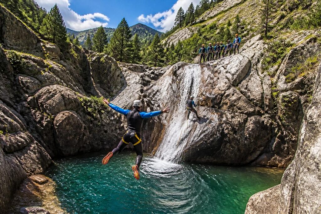 découvrez le canyoning à font romeu, une aventure exaltante au cœur des pyrénées. vivez des sensations fortes entre eaux vives, sauts et paysages naturels époustouflants.