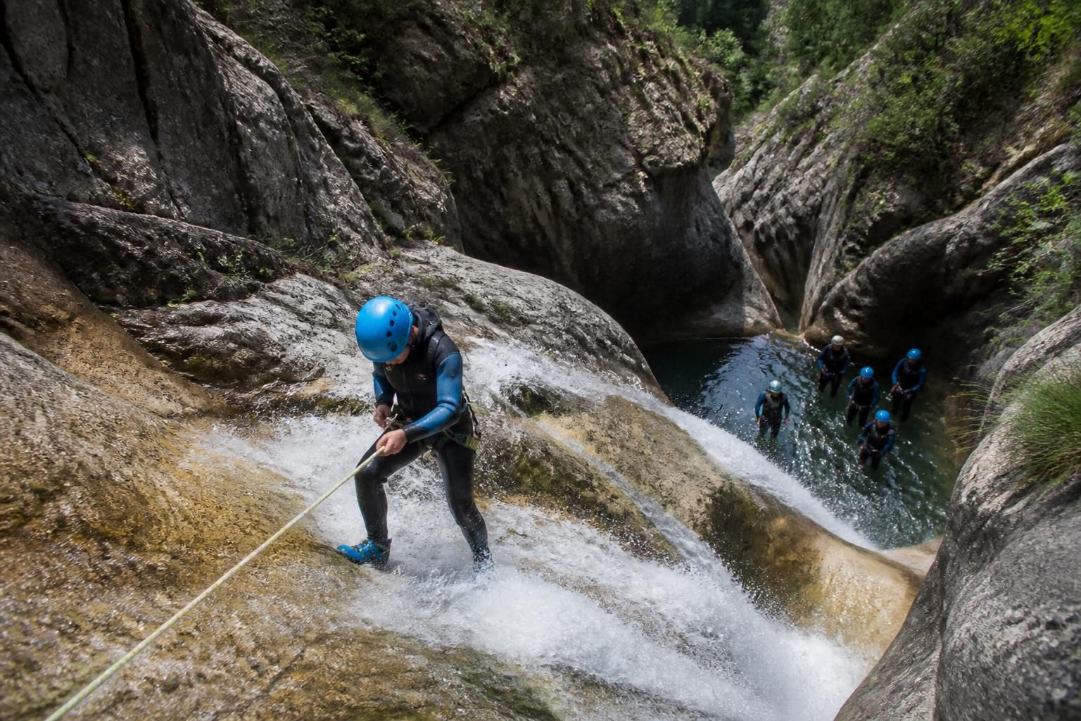 découvrez le canyoning à font romeu et vivez des sensations fortes au cœur des pyrénées. plongez dans une aventure unique entre cascades, sauts et paysages naturels époustouflants.