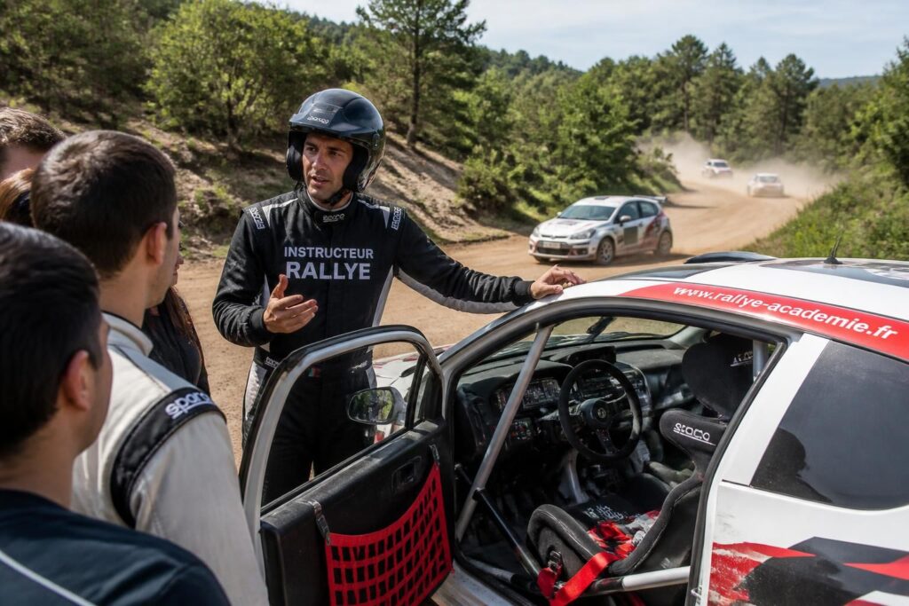 découvrez où s’initier aux cours de rallye pour vivre des sensations fortes en toute sécurité, avec des conseils pratiques pour choisir les meilleurs centres et équipements adaptés.