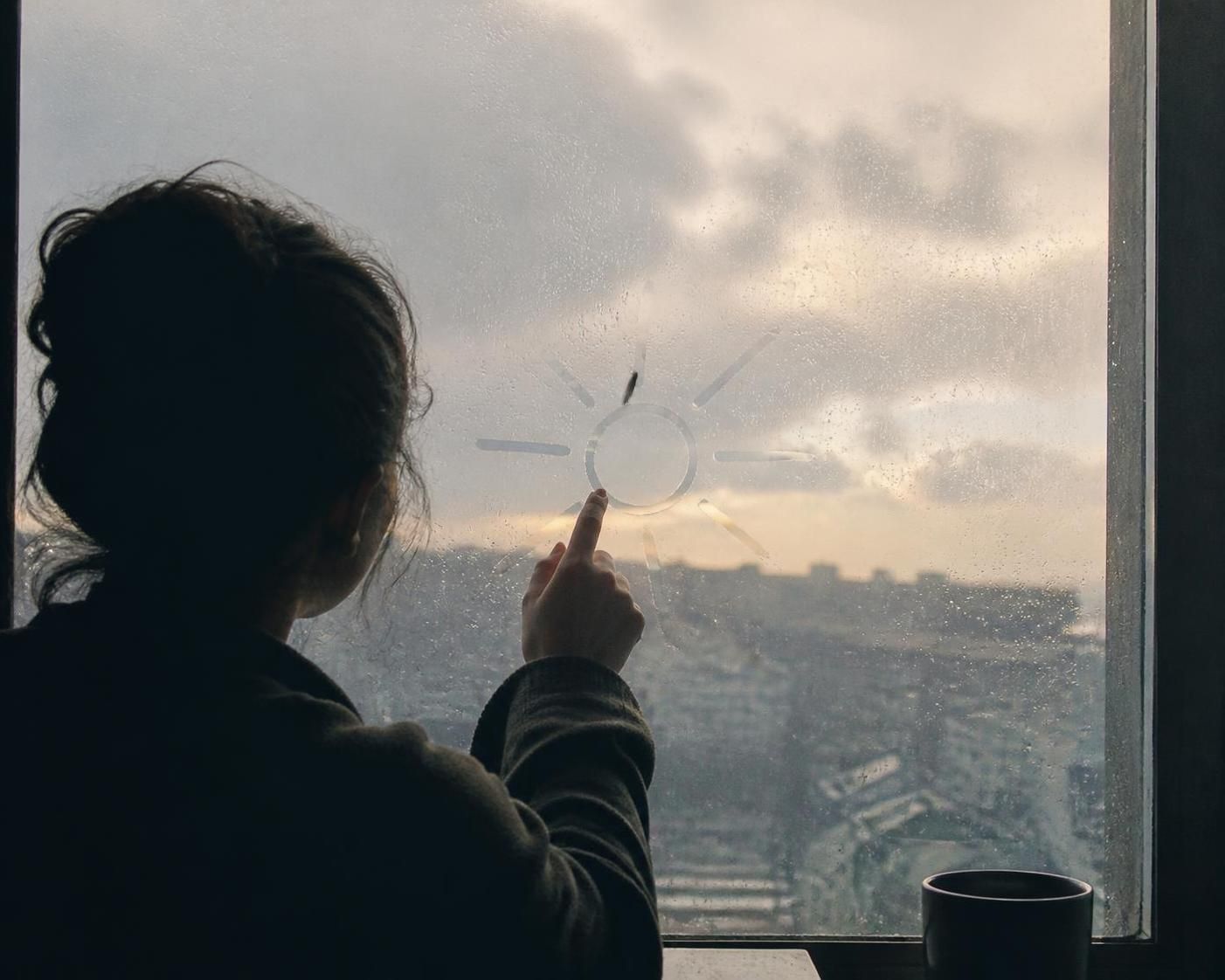 découvrez une poésie captivante intitulée « elle viendra un jour de pluie dessiner le soleil », une ode à l'espoir au cœur des tempêtes qui illumine même les jours les plus sombres.