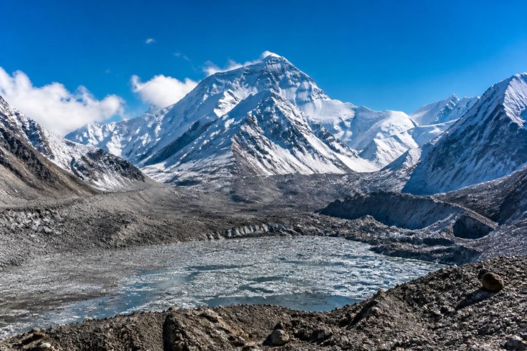 découvrez pourquoi l’everest reste la plus haute montagne de la terre malgré les impacts du changement climatique et les défis environnementaux qui l'entourent.