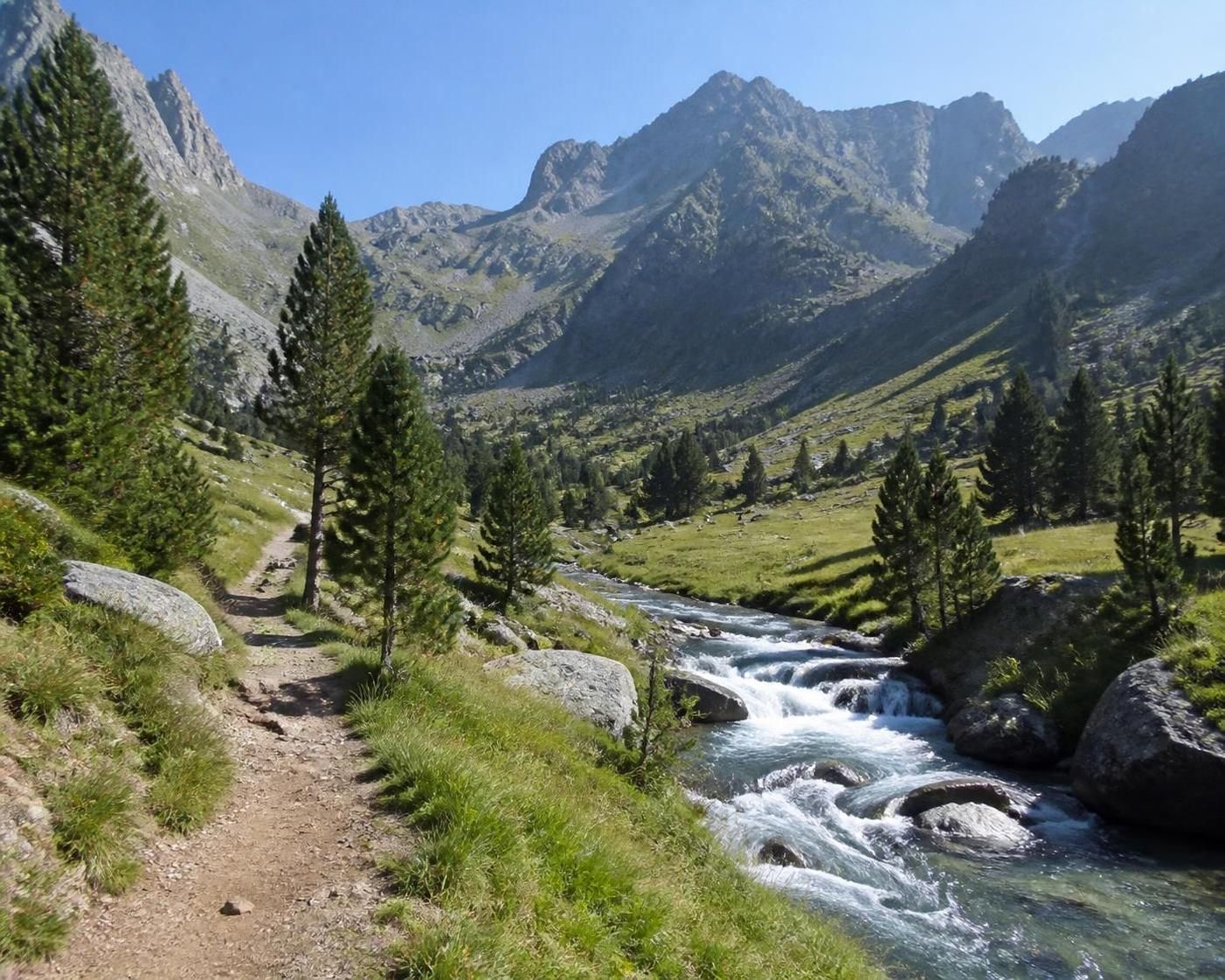 découvrez la randonnée au lac d'estom, un parcours captivant qui vous plonge au cœur d'une nature sauvage préservée et offre des panoramas d’exception à chaque étape.